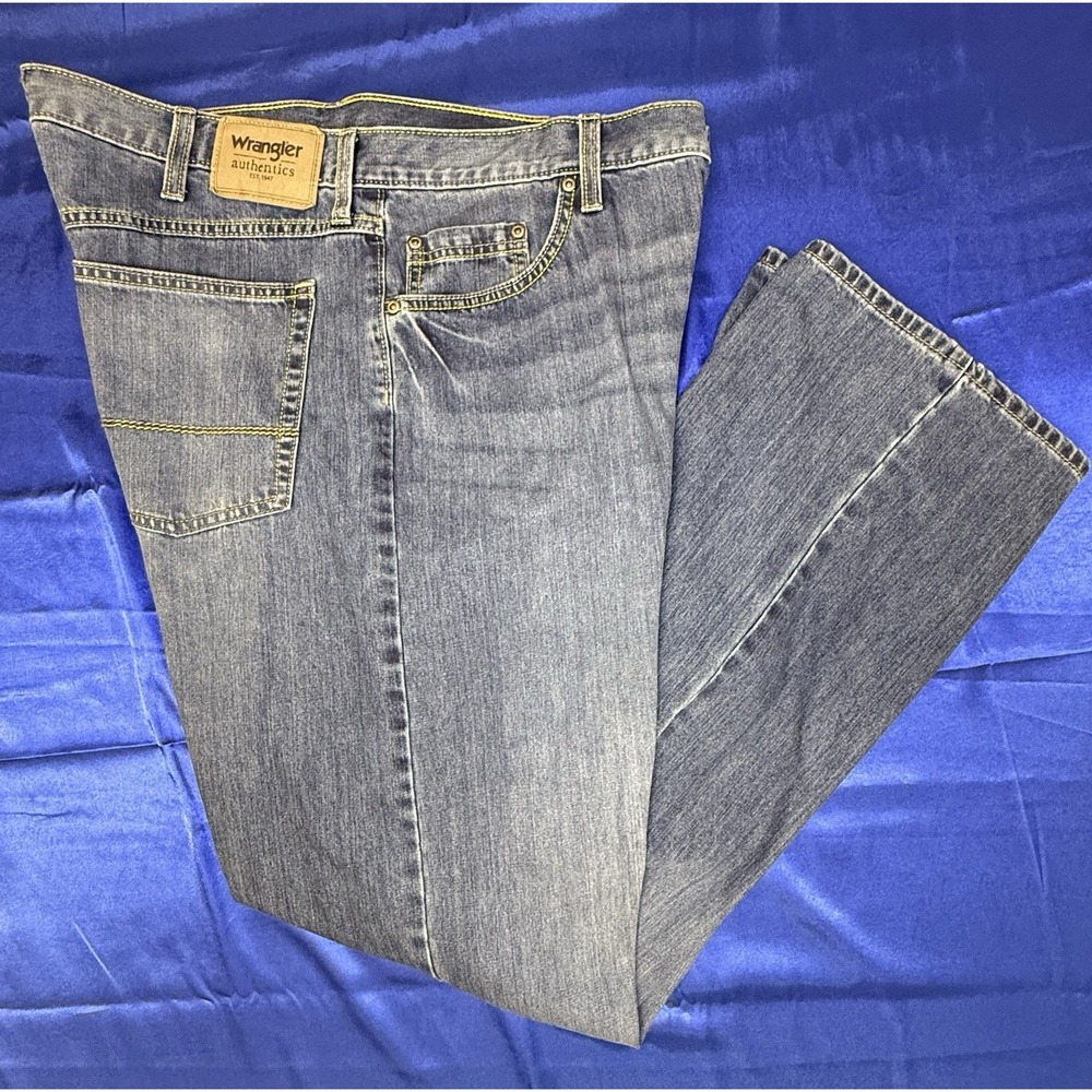 Wrangler Authentics Men's 38x32 Relaxed Fit Straight Cut Leg Blue Denim Jeans